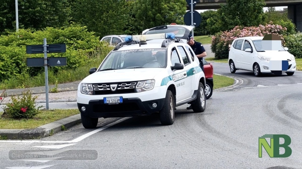 Scontro auto-moto a Vigliano, traffico e code alla rotonda del cimitero FOTO