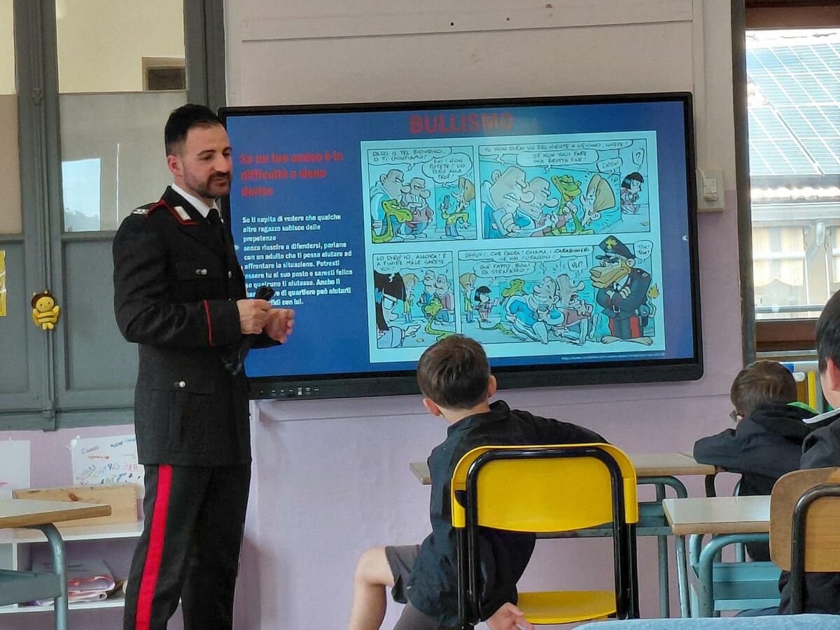 Carabinieri alla Primaria di Crevacuore: una lezione di legalità FOTO