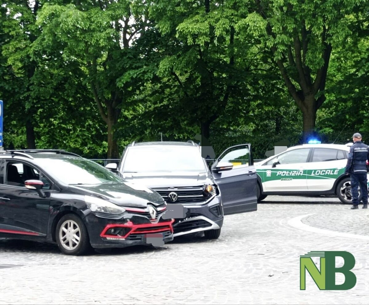 Biella, schianto in rotonda tra due auto