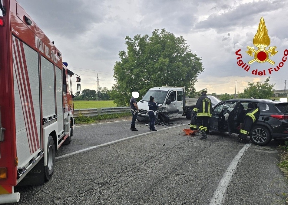 Dal Nord Ovest - Scontro tra auto e furgone: conducenti in ospedale