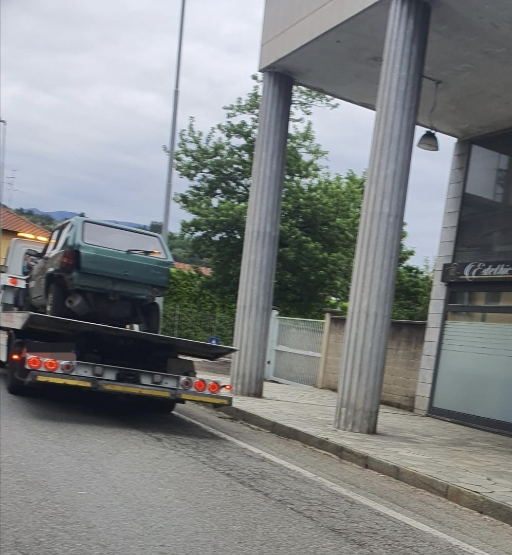 Vigliano, scontro tra due auto all’incrocio di via Milano FOTO