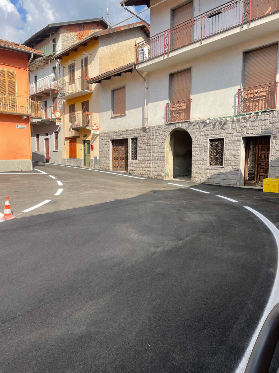 Miagliano, lavori finiti: ecco il nuovo volto di via Ferrarore e del parcheggio della piazzetta Ghisalberti