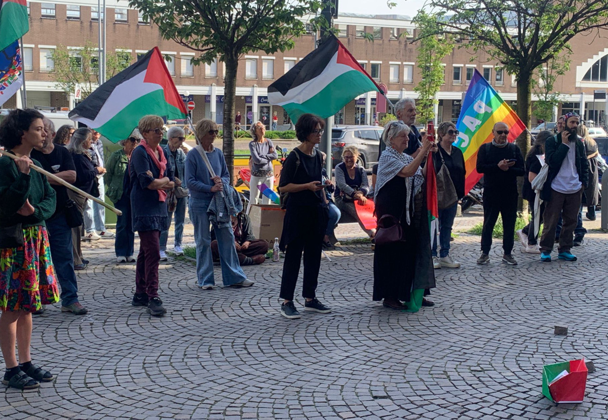 Biella, nuovo sit-in ai Giardini Zumaglini: appelli alla pace e al cessate il fuoco