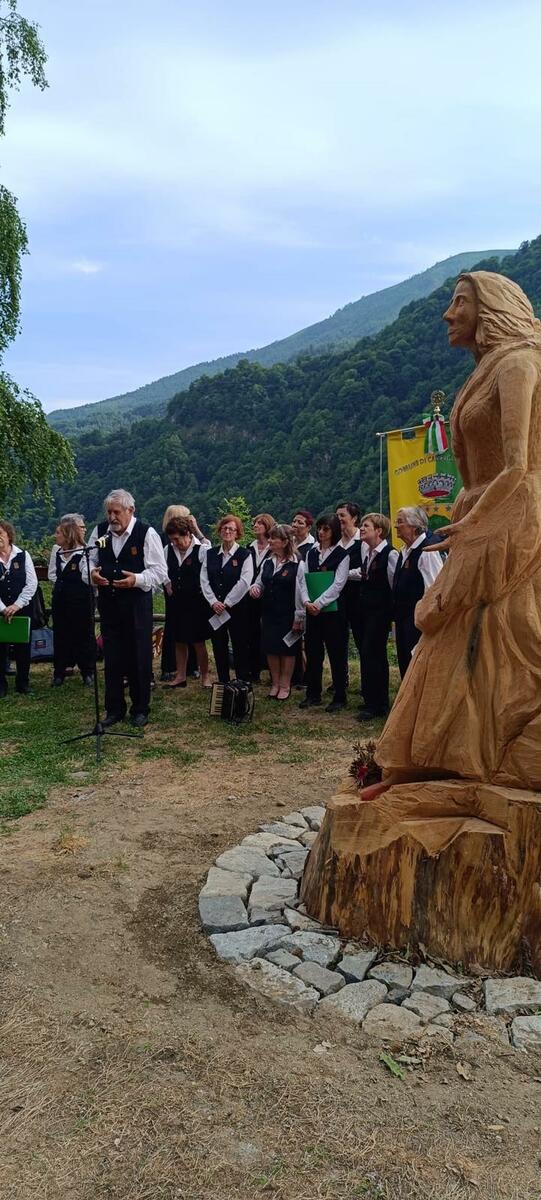 A Campiglia il taglio del nastro alla statua dedicata alla Siunera FOTO