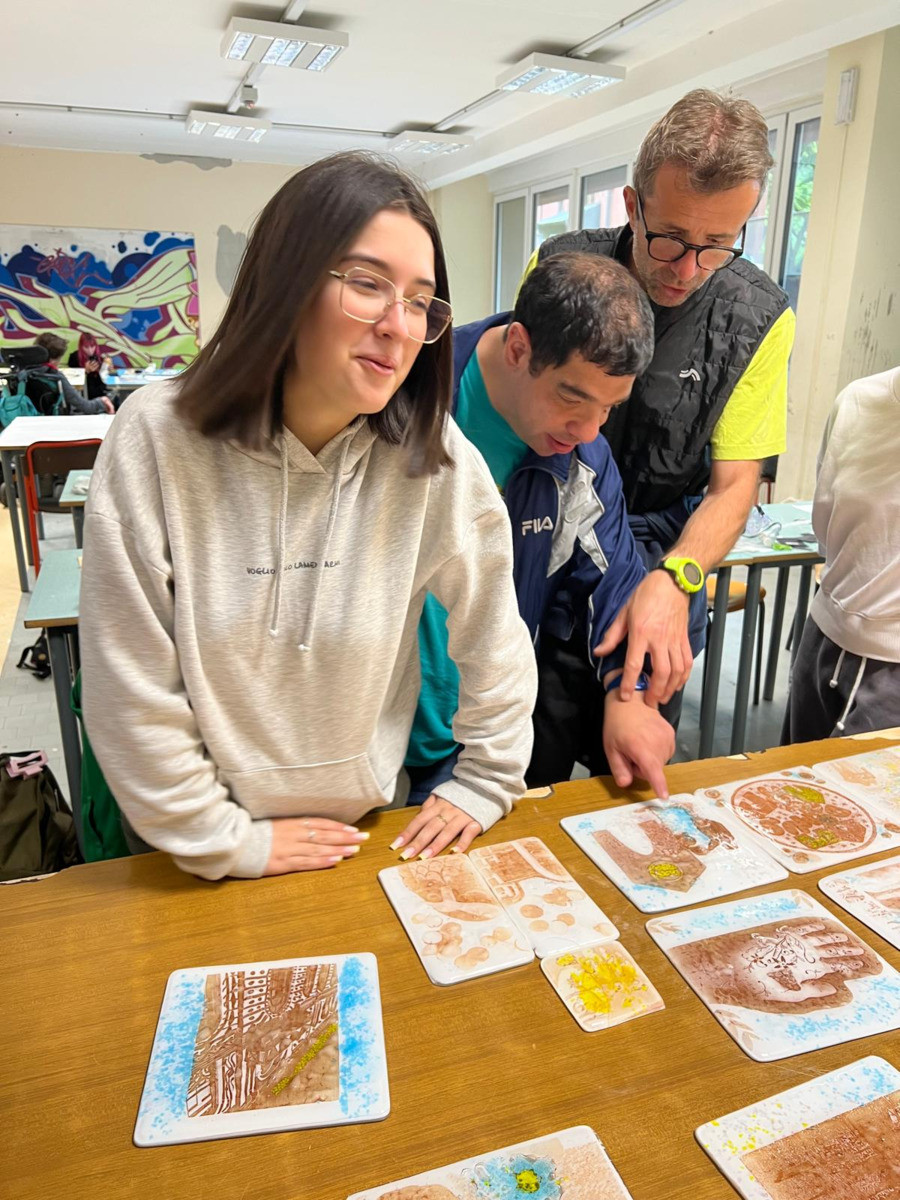 Il Terzo Paradiso della Domus rinasce nel vetro: ed è ancora collaborazione con il Liceo Sella FOTO