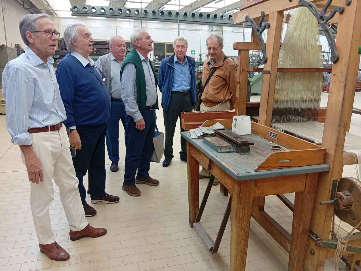 La V Tessile 1963/64 torna all’Itis per celebrare i 62 anni dal diploma FOTO
