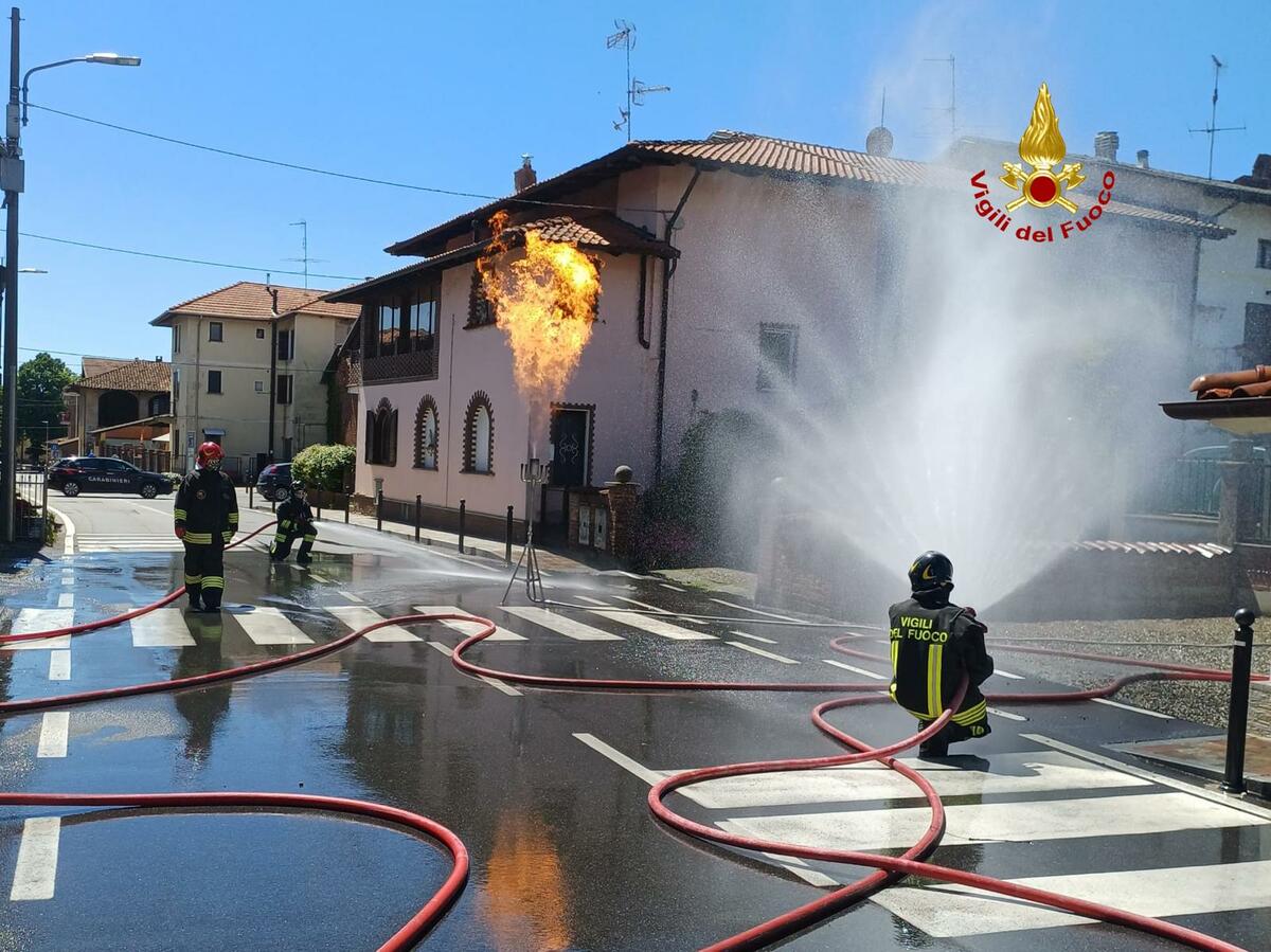 Castelletto Cervo, perdita dalla valvola di un serbatoio di GPL: in corso la bonifica in torcia FOTO e VIDEO