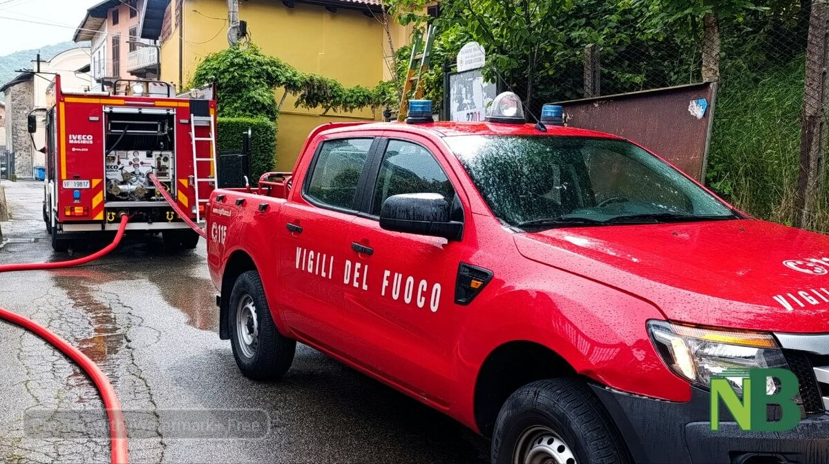 Andorno, tetto di un garage in fiamme: salvata l’auto custodita FOTO e VIDEO