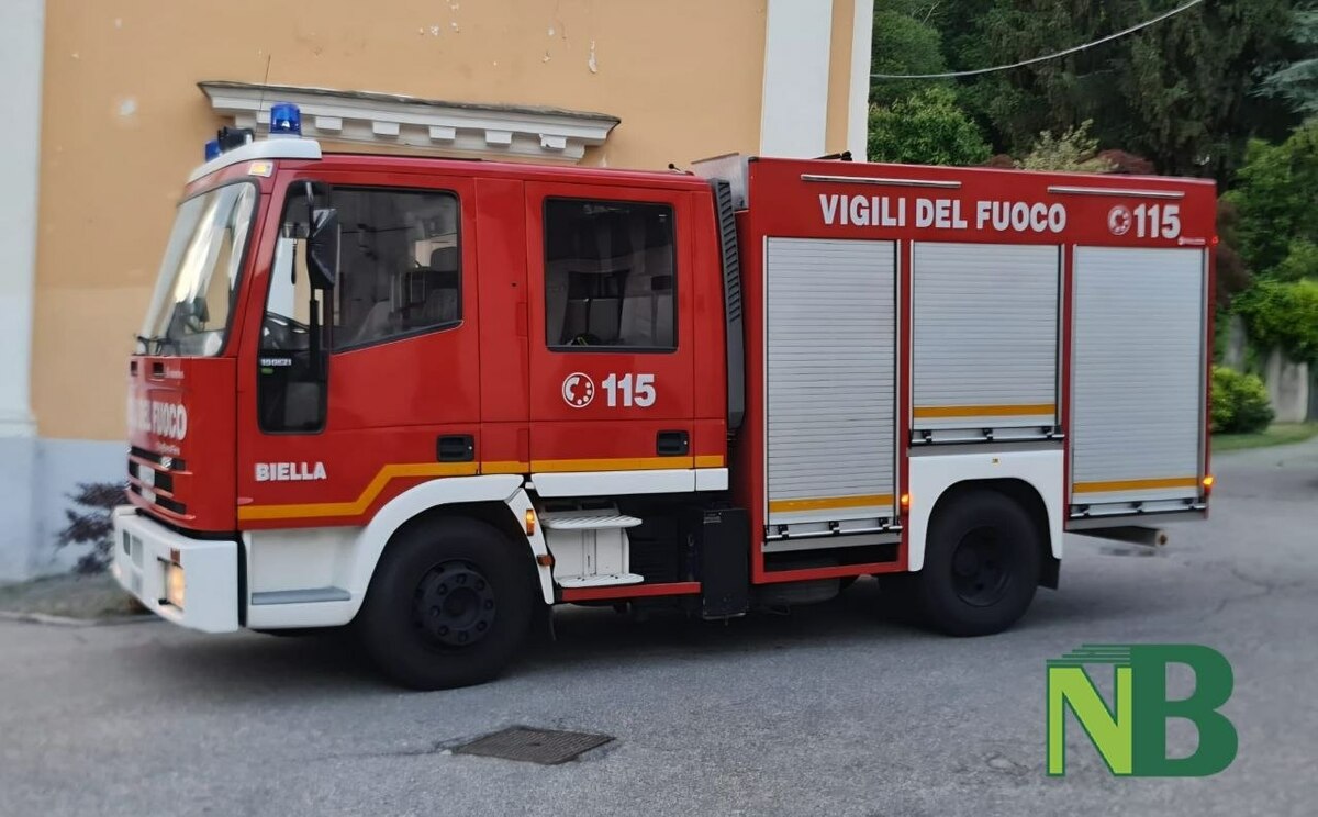 Camino in fiamme a Sagliano Micca, i Vigili del Fuoco evitano il peggio FOTO
