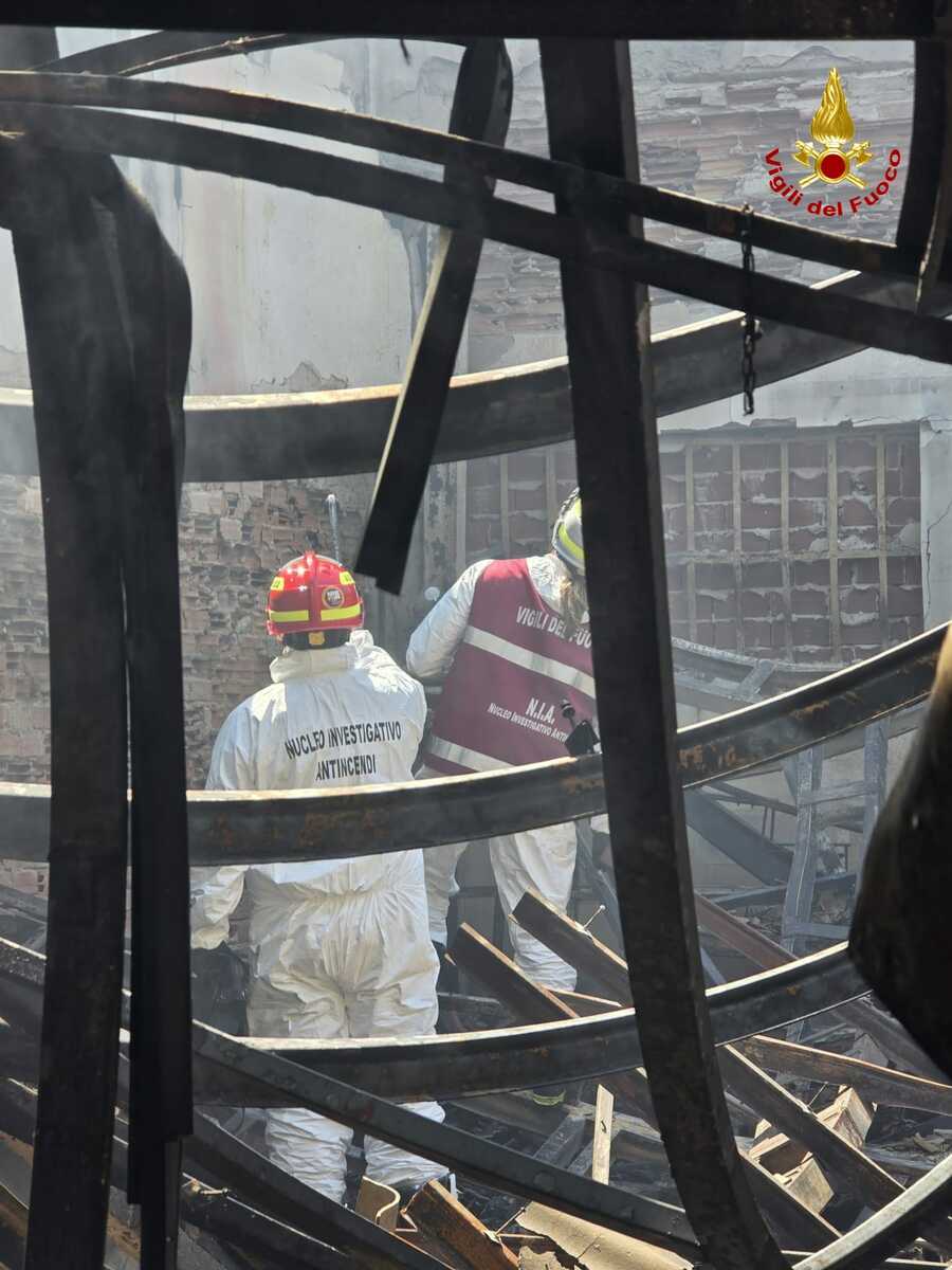 Casale Monferrato, incendio videoteca: sul posto anche i Vigili del Fuoco di Biella FOTO