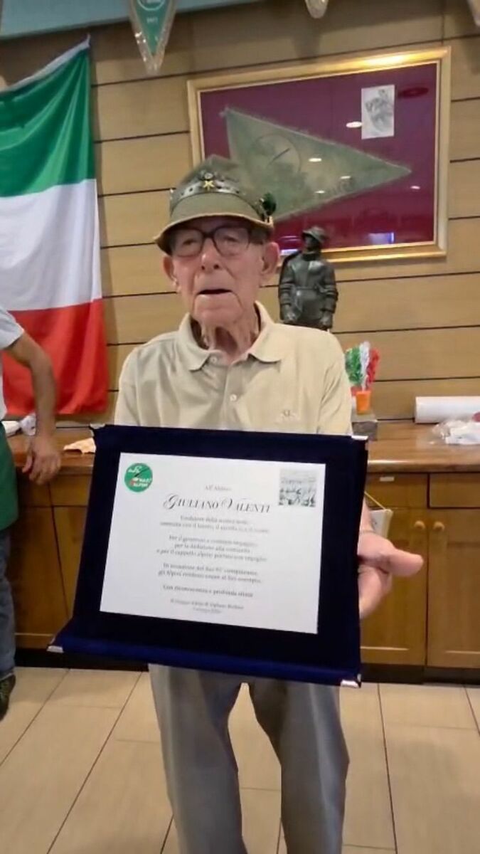 Alpini, grande festa a Vigliano per i 95 anni di Giuliano Valenti FOTO