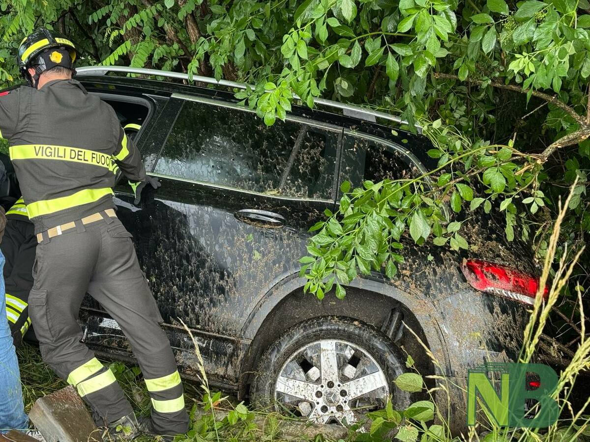 Super, incidente all'uscita di Vigliano, auto finisce nel fosso FOTO