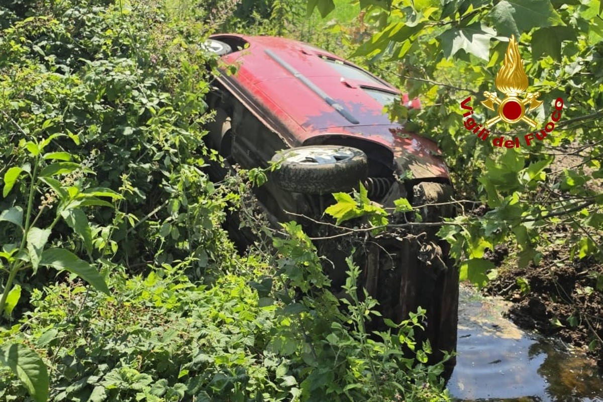 Dal Nord Ovest – Mezzo si ribalta e finisce nel canale, in campo anche l’autogrù