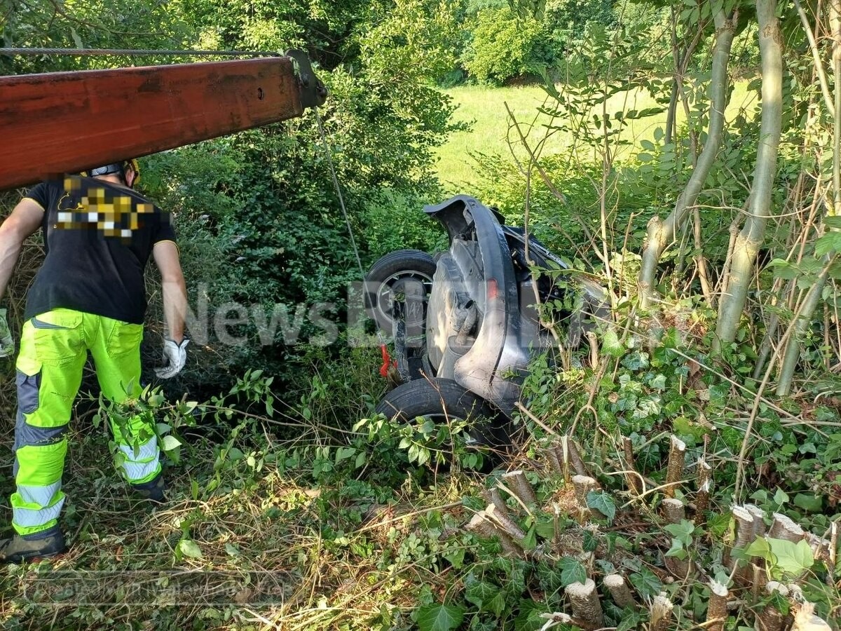 Tollegno, recuperata l'auto finita nel Rio Stono dopo l'incidente FOTO