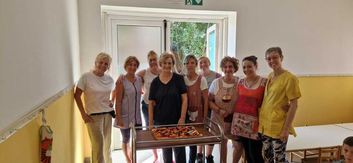 Cerrione, in pensione la storica bidella delle scuole: il grazie di insegnanti, alunni e Comune