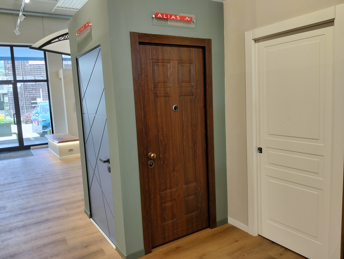 Biella Legno, colore e design per la casa: dal reparto vernici al nuovo showroom dedicato a serramenti e infissi FOTO