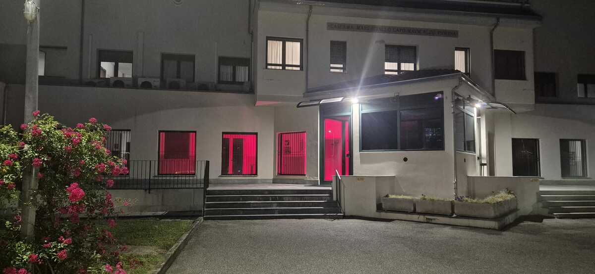 Giornata mondiale della sclerosi multipla, a Biella il Comando Provinciale dei Carabinieri si illumina di arancione