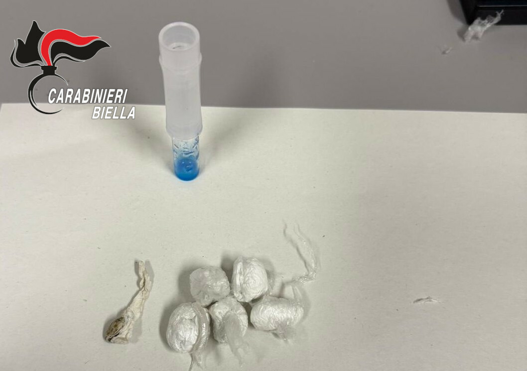 Biella, nasconde droga in bocca durante un controllo e tenta la fuga: denunciato 39enne