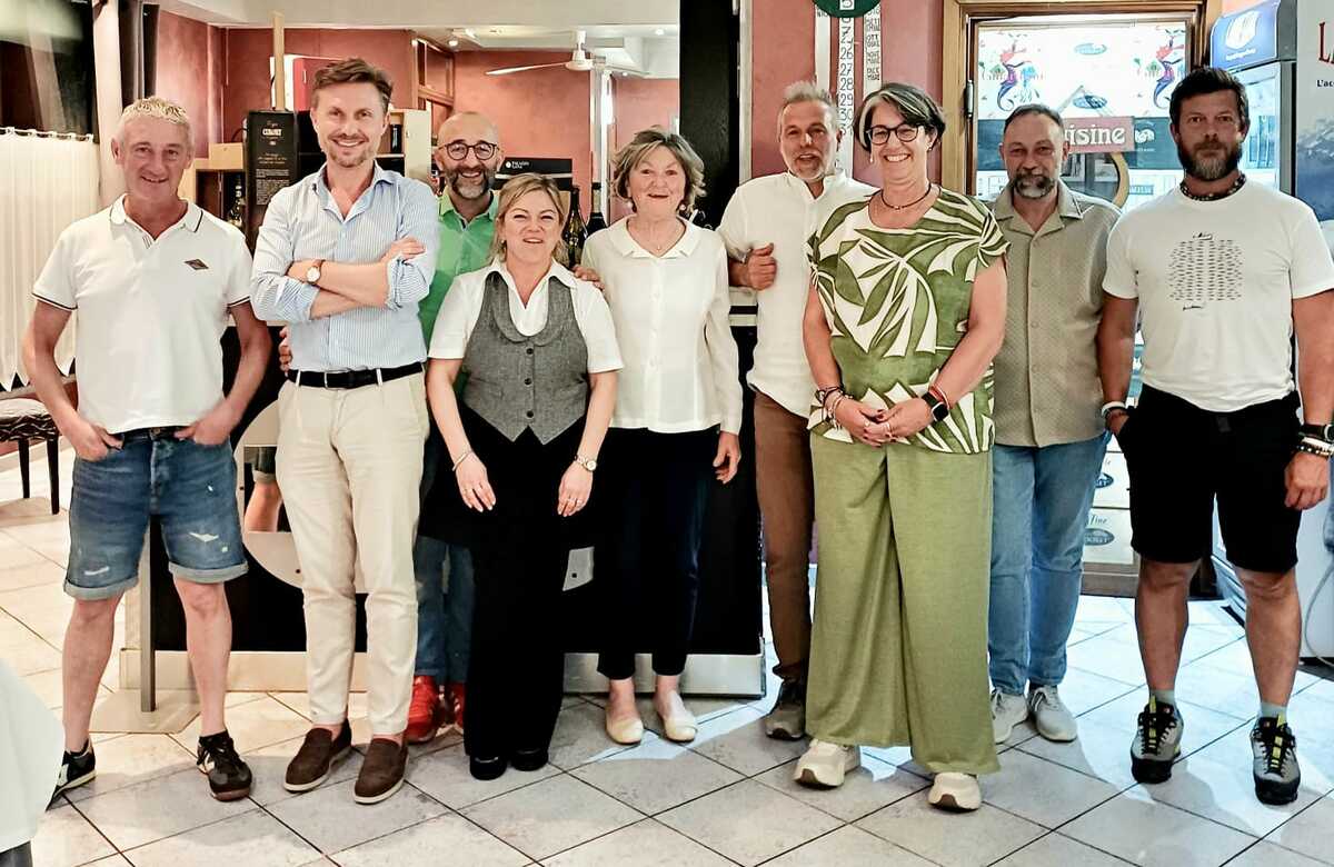 Sorrisi, ricordi, un brindisi e una foto di rito: a Biella reunion per gli ex alunni del Piazzo FOTO