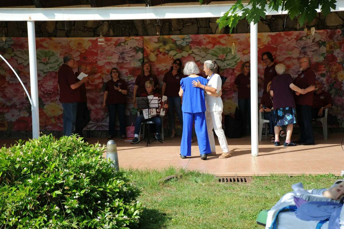 La Corale di Casapinta incontra gli ospiti della Residenza Maria Grazia FOTO