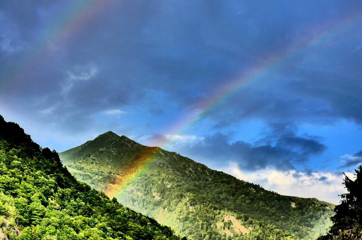 In Valle Cervo il primo doppio arcobaleno dell'estate, gli scatti di Paolo Rosazza Pela