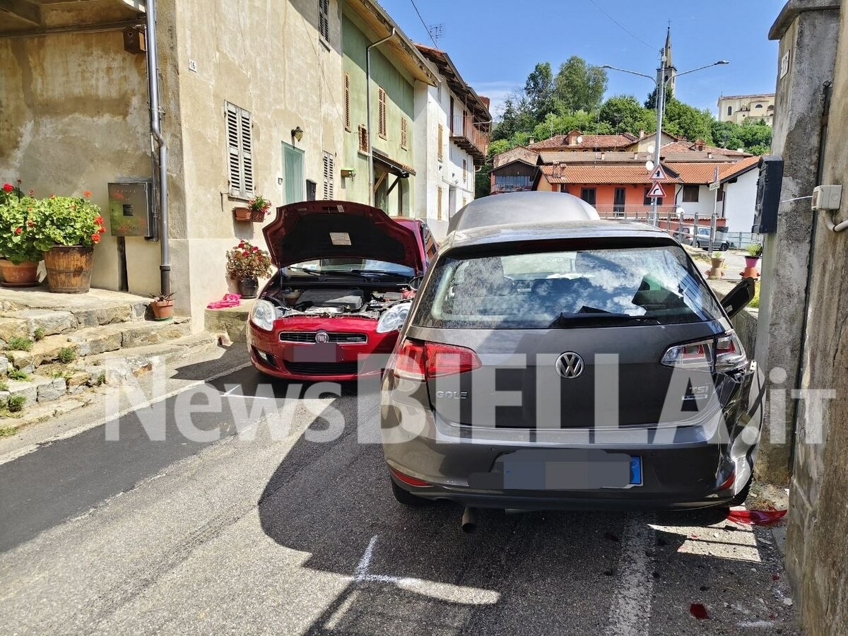 Scontro frontale tra auto, 3 feriti a Bioglio FOTO