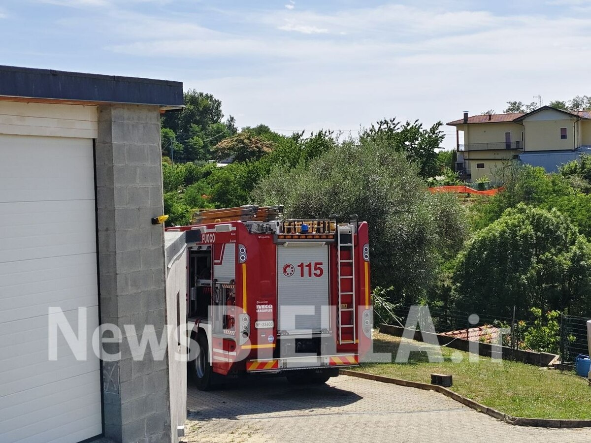 Masserano, fiamme in un garage
