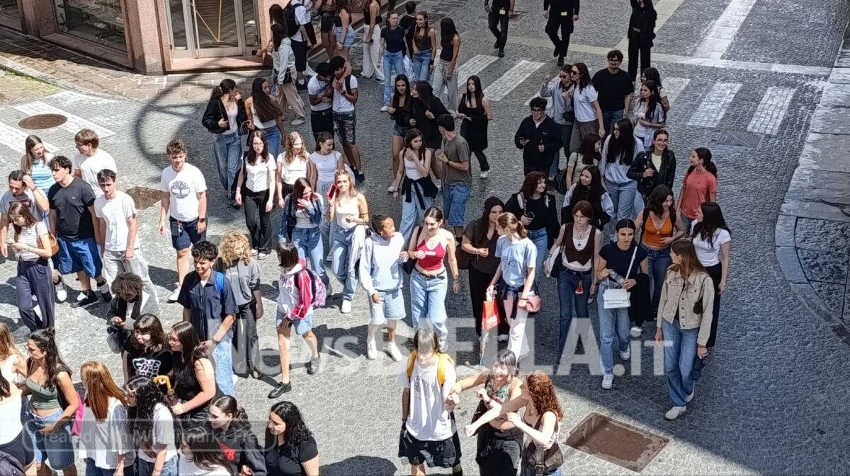 Biella, la scuola è finita: musica e corteo in via Italia per la Giornata dell’Arte FOTO e VIDEO