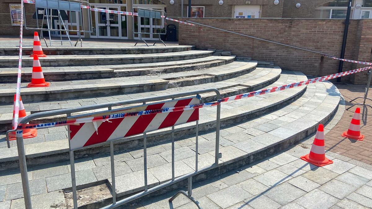 Cossato, auto finisce nell’area pedonale e percorre la scalinata: danni in piazza Tempia