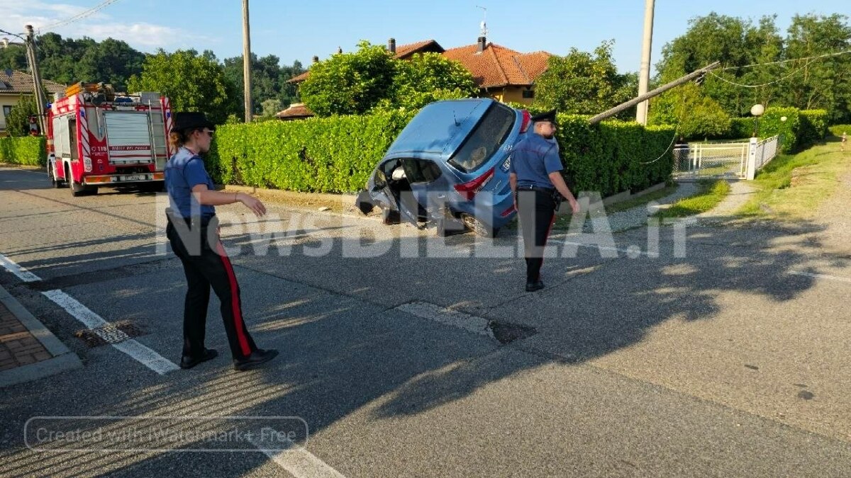 Valdengo, auto fuori strada contro una recinzione FOTO e VIDEO