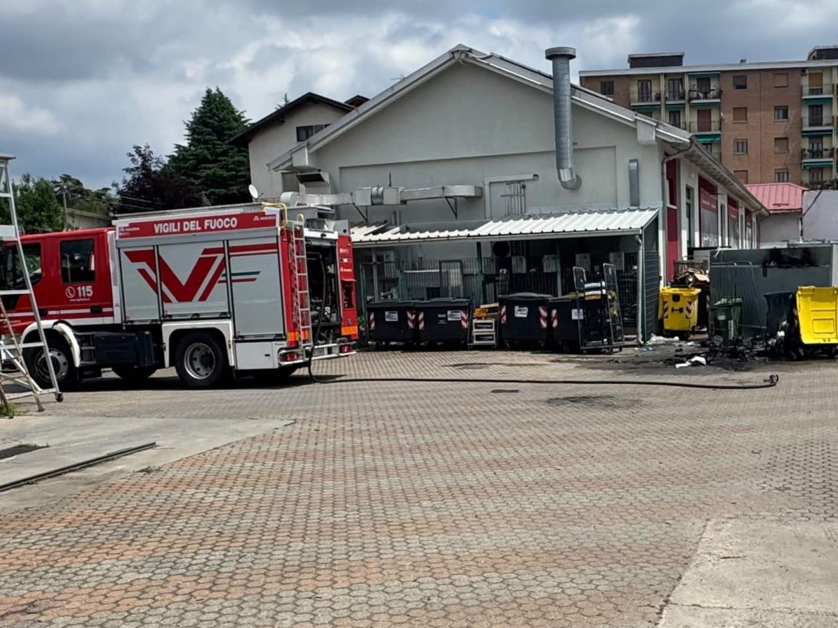 A fuoco un contenitore dell’immondizia, scatta l’allarme a Sandigliano