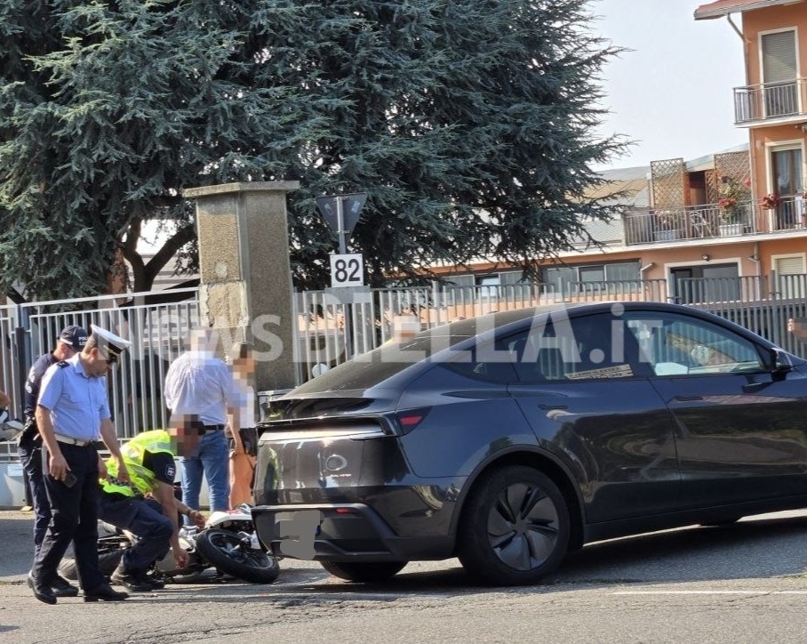 Biella, scontro auto-moto in via Milano: soccorso un uomo a terra FOTO