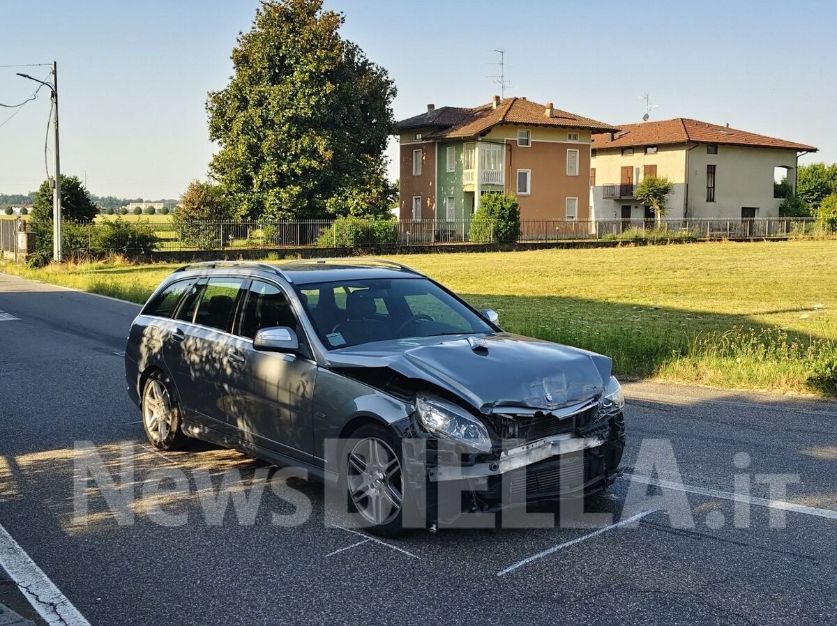 Violento scontro alla “solita” rotonda di Valdengo, c’è un’auto ribaltata FOTO