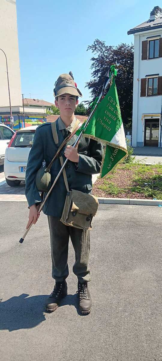 All'esame di terza media in uniforme storica: la passione di Ismael per la Seconda guerra mondiale FOTO
