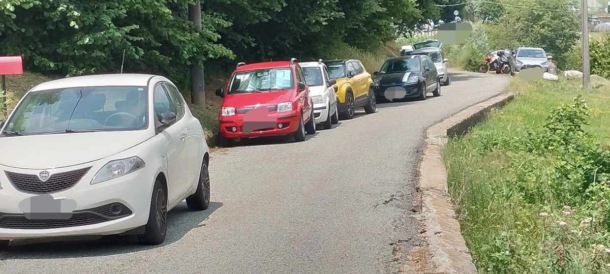Parcheggi selvaggi e rifiuti abbandonati in Valle Cervo, un lettore: “Siano adottati più controlli”