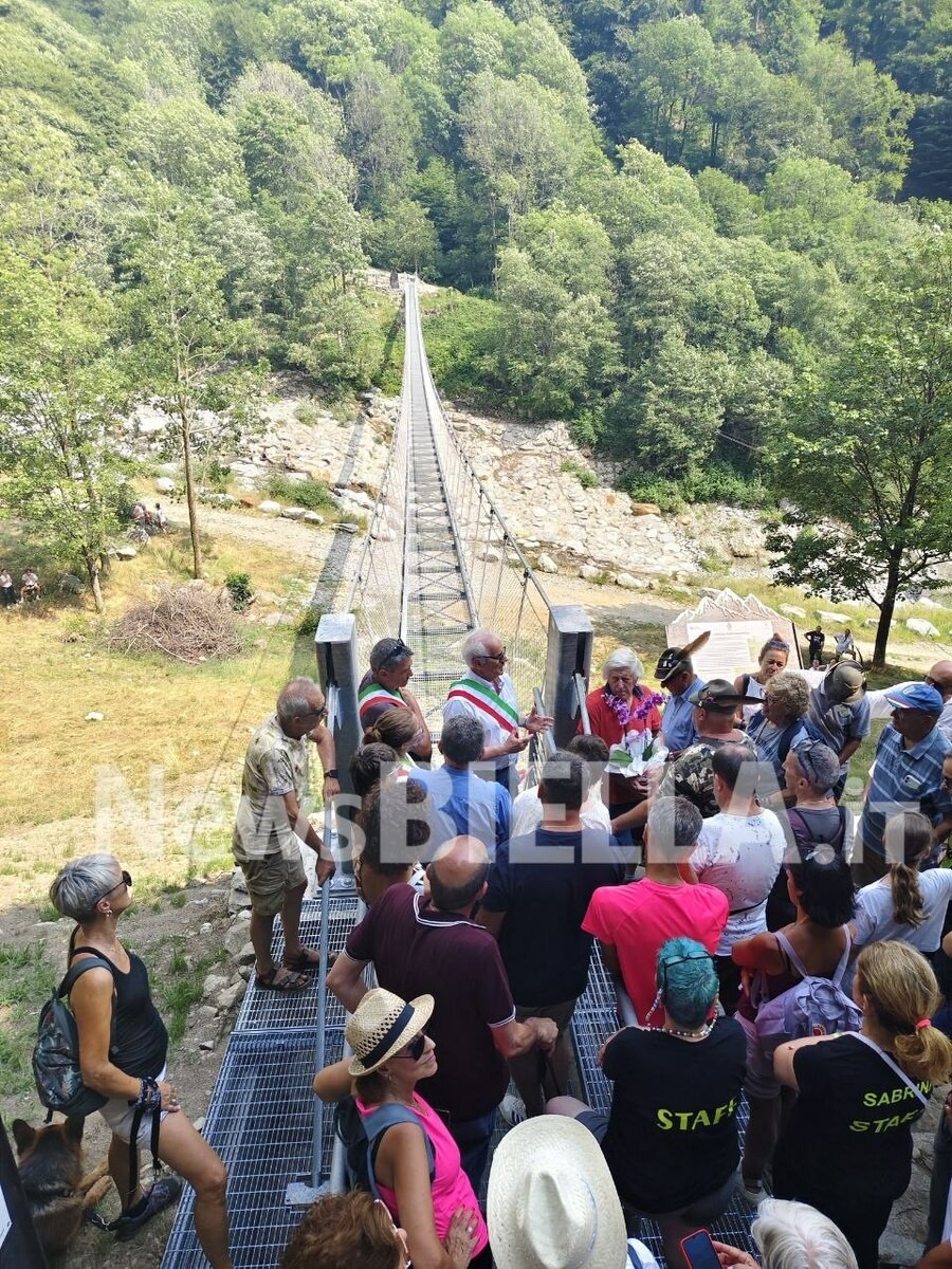 La Valle Cervo celebra il nuovo Ponte di Fontanamora, in tanti a Piedicavallo per la passerella più lunga del Piemonte FOTO e VIDEO