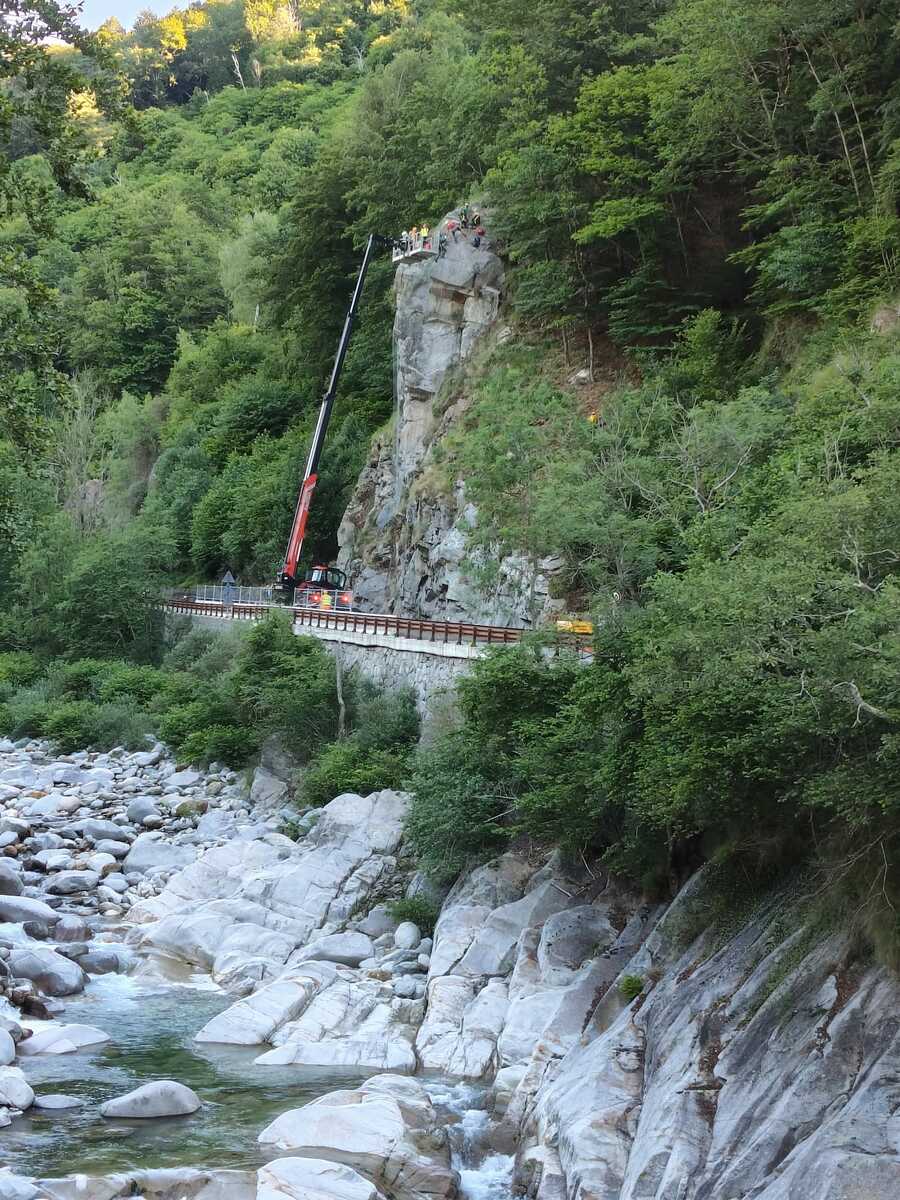 Valle Cervo, al via l’opera di detonazione e brillamento della parete rocciosa sulla SP 100 FOTO e VIDEO