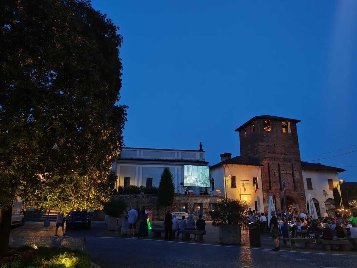A Candelo rivive la magia della Freccia Nera, piazza Castello si riempie anche di giovani. Gelone: “Esperimento riuscito”