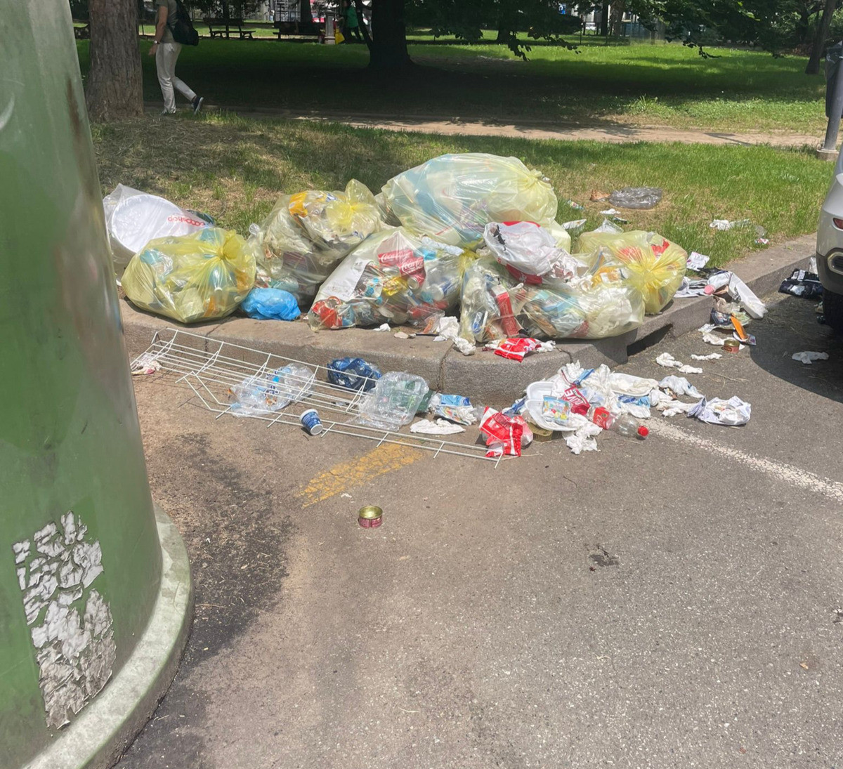 Rifiuti abbandonati attorno alle campane del vetro: "Uno scempio nel centro di Biella" FOTO