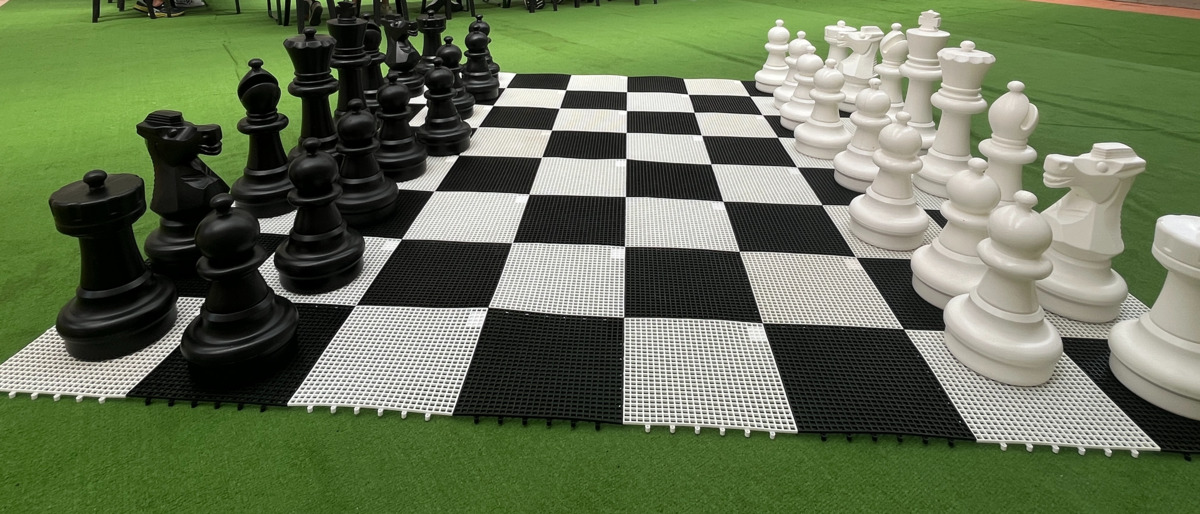 Dagli scacchi alla didattica, a Tollegno consegnata alla scuola la scacchiera gigante de “La storia di Sissa”