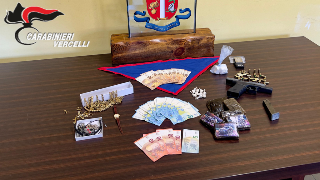 32enne in arresto nella vicina Valsesia: sequestrati cocaina, hashish, oro e una replica di pistola