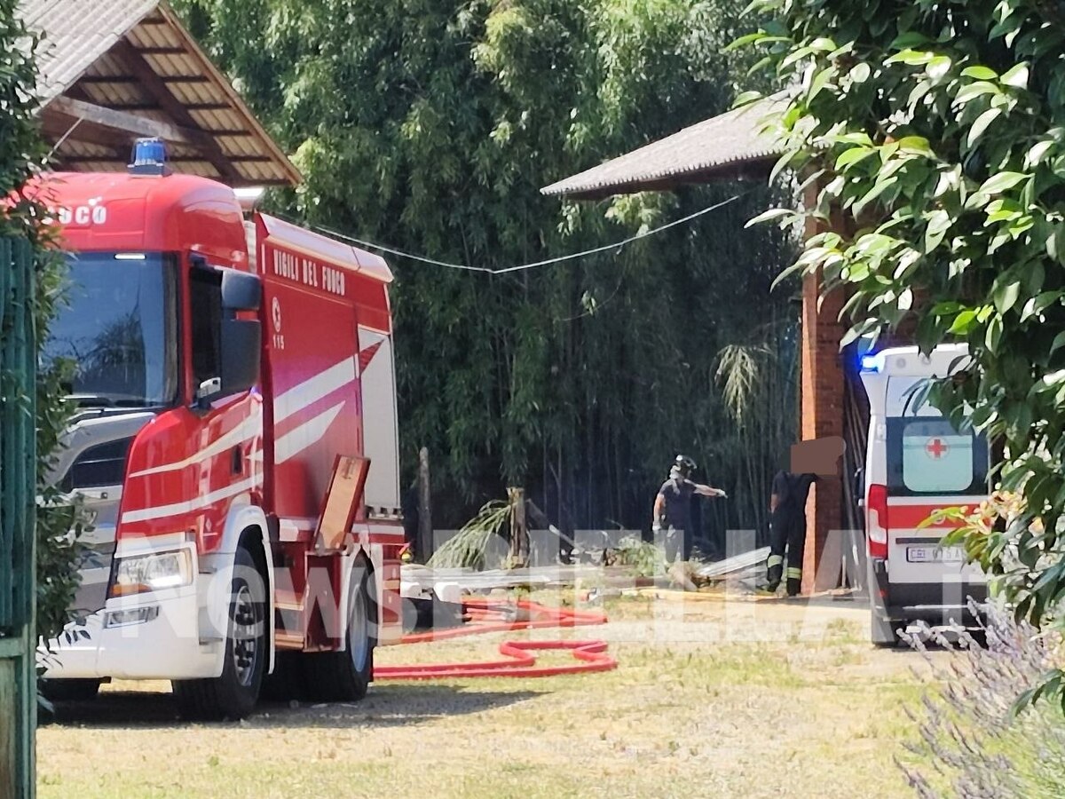 A fuoco la tettoia di un fienile, Vigili del Fuoco in azione a Sandigliano