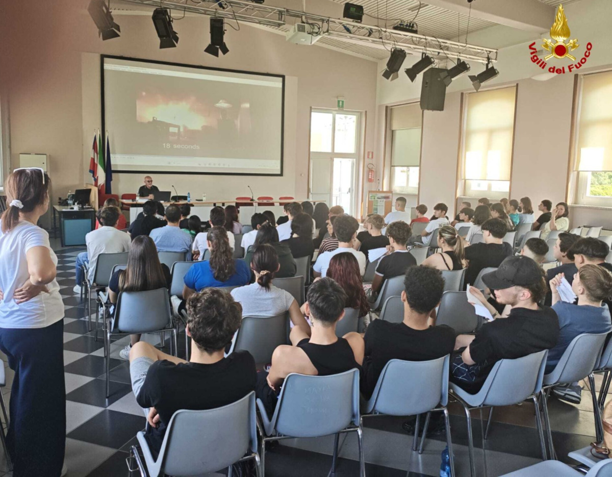Biella, i Vigili del Fuoco fanno "lezione" agli studenti del Gae Aulenti