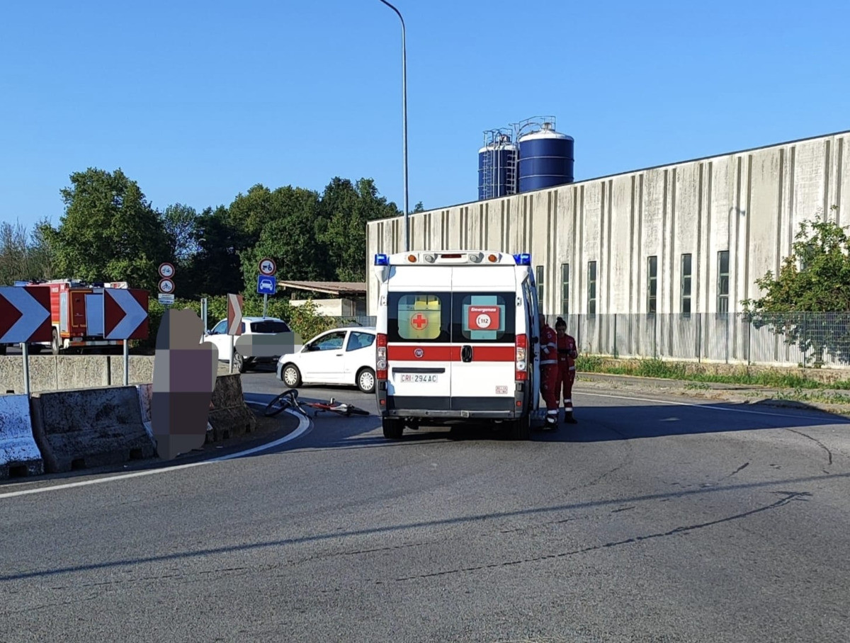 Cossato, incidente alla rotonda di Pratobello: giovane in bici soccorso dal 118
