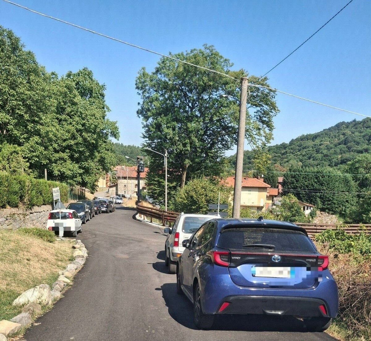 Pralungo, frazione Valle un lettore: "La piazza è vuota ma le auto sostano sulla strada"