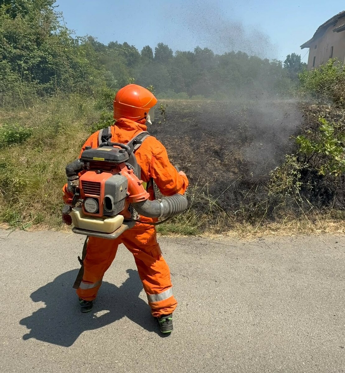 Netro, fiamme a pochi passi da case e serbatoi di GPL FOTO e VIDEO