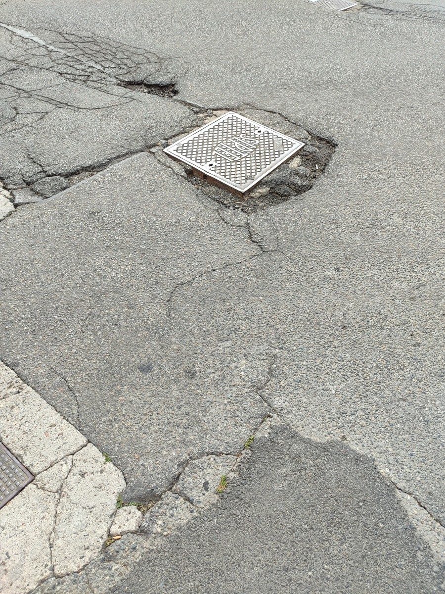 Biella, strade dissestate: la segnalazione di un lettore, il Comune annuncia i lavori