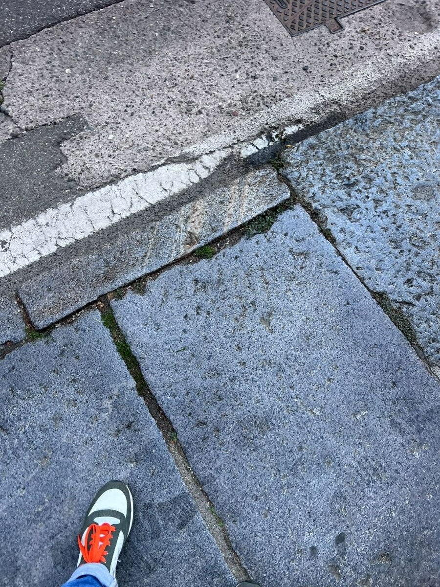 Biella, lastre scivolose davanti al Tribunale: soccorse tre persone FOTO