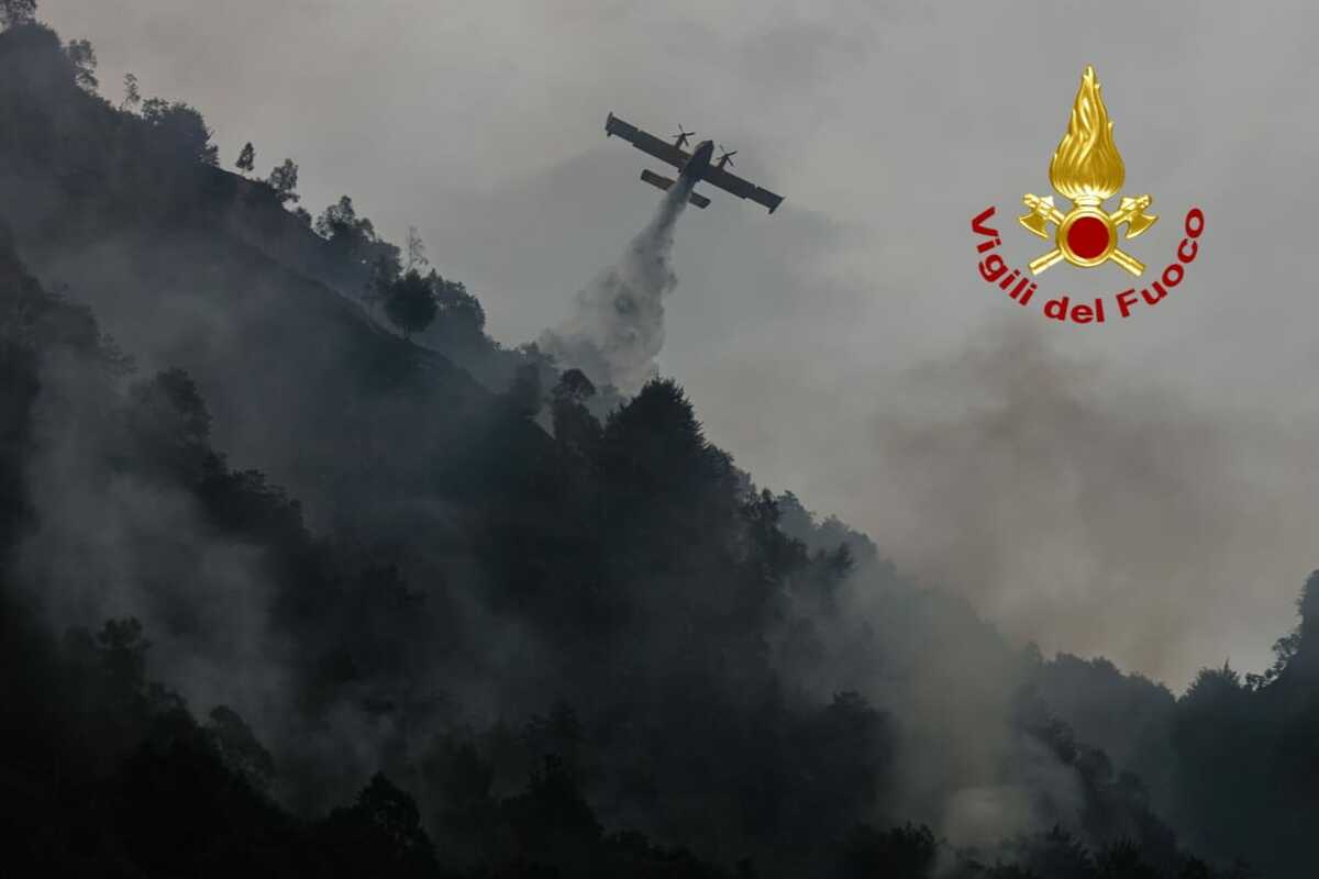 Dal Nord/Ovest, Cravagliana, proseguono le operazioni di spegnimento dell'incendio FOTO e VIDEO