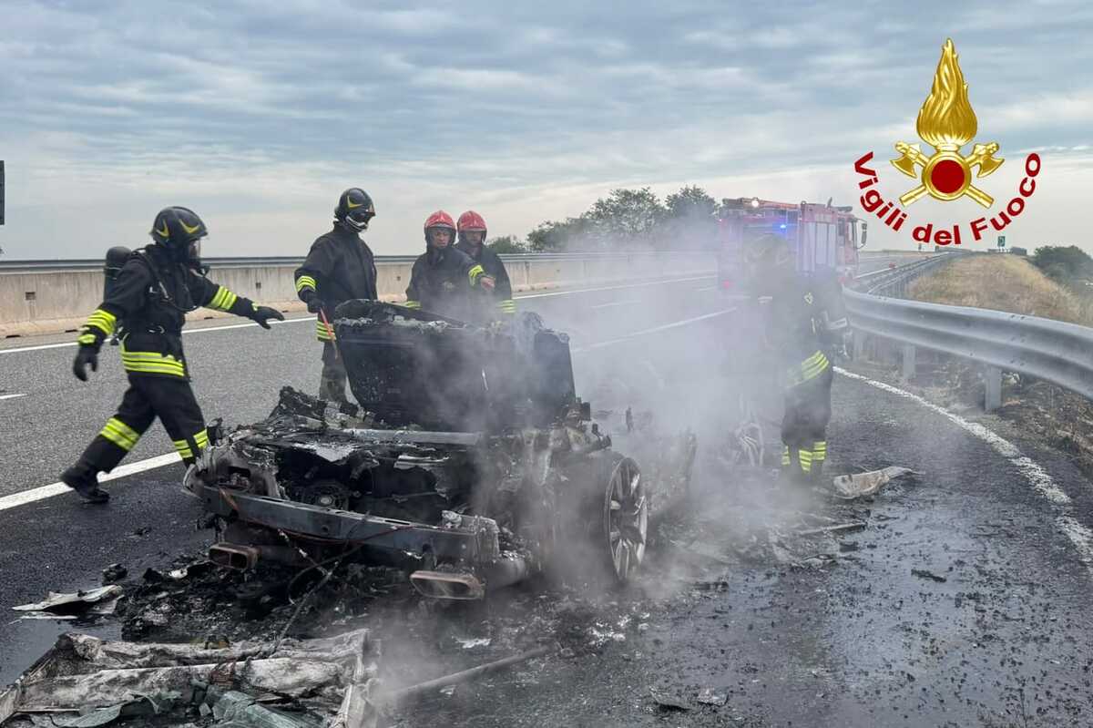 Dal Nord/Ovest, incendio auto lungo la A26 FOTO